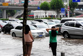 武汉一汽车暴雨中吃井盖事件纪实