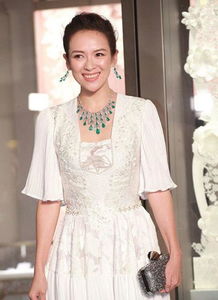 章子怡素颜出游，携女儿共赏陈丽君演出
